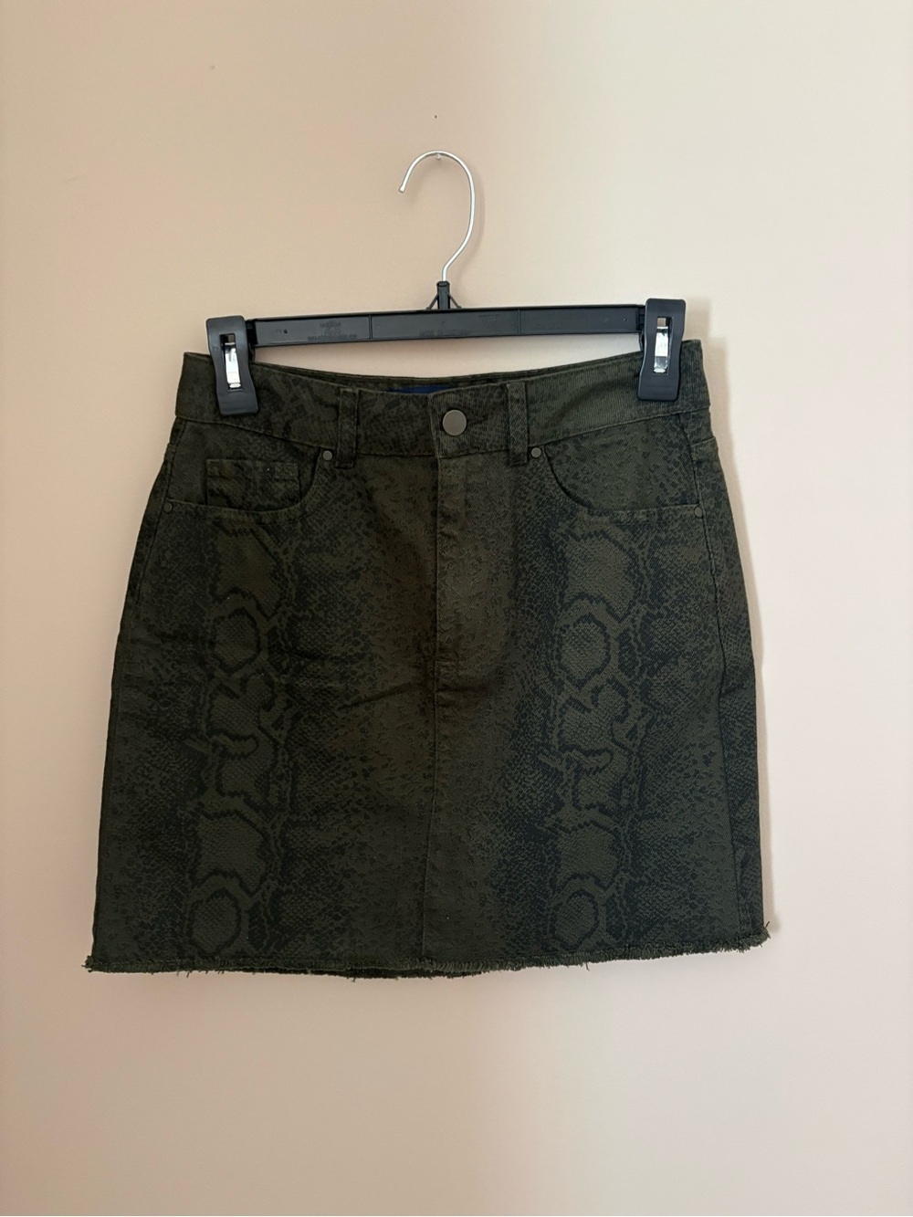 Hollister Dark Olive Snake-Print Ultra High Rise Mini Skirt Sz 3 NWTS - Picture 2 of 5